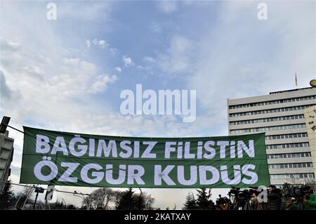 Una bandiera gigante è esposta mentre i manifestanti pro-palestinesi prendono parte a un raduno contro il presidente degli Stati Uniti Donald Trump che riconosce la città di Gerusalemme come la capitale di Israele, ad Ankara, in Turchia, il 17 dicembre 2017. (Foto di Altan Gocher/NurPhoto) Foto Stock