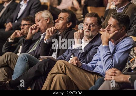 Il leader e candidato del Partito popolare catalano (PPC) per le prossime elezioni regionali catalane Xavier Garcia Albiol (R) e il primo ministro spagnolo Mariano Rajoy partecipano ad una riunione di campagna a Salou, Spagna, il 17 dicembre 2017. La Catalogna entra nell’ultima fase prima delle crude elezioni del 21 dicembre, tese a sostituire o ripristinare i leader separatisti deposti, la cui offerta di secessione ha fatto precipitare la Spagna nella peggiore crisi politica degli ultimi decenni. (Foto di Celestino Arce/NurPhoto) Foto Stock