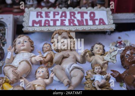 La vita quotidiana in Via San Gregorio Armeno a Napoli il 18 dicembre 2017. Varie sculture vengono vendute in via San Gregorio Armeno, una strada famosa per le sue botteghe artigiane che vendono mostre di presepi a Napoli. (Foto di Paolo Manzo/NurPhoto) Foto Stock