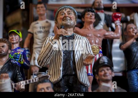 Il cantante Lucio dalla viene visto in 'Via San Gregorio Armeno' a Napoli il 18 dicembre 2017. Varie sculture vengono vendute in via San Gregorio Armeno, una strada famosa per le sue botteghe artigiane che vendono mostre di presepi a Napoli. (Foto di Paolo Manzo/NurPhoto) Foto Stock