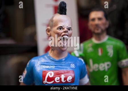 MAREK HAMSIK (SSC Napoli) è visto in 'Via San Gregorio Armeno' a Napoli, Italia il 18 dicembre 2017. Varie sculture vengono vendute in via San Gregorio Armeno, una strada famosa per le sue botteghe artigiane che vendono mostre di presepi a Napoli. (Foto di Paolo Manzo/NurPhoto) Foto Stock