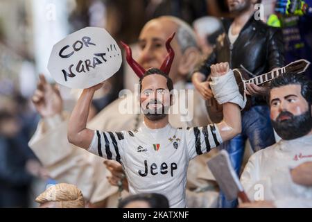 Gonzalo Higuain ex giocatore di SSC Napoli è visto in 'Via San Gregorio Armeno' a Napoli, Italia il 18 dicembre 2017. Varie sculture vengono vendute in via San Gregorio Armeno, una strada famosa per le sue botteghe artigiane che vendono mostre di presepi a Napoli. (Foto di Paolo Manzo/NurPhoto) Foto Stock