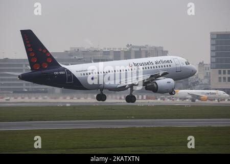 La flotta di Brussels Airlines vista all'aeroporto internazionale di Bruxelles Zavantem in una giornata piovosa all'inizio di dicembre 2017. Brussels Airlines è il vettore di bandiera e la più grande compagnia aerea del Belgio. La sede centrale e l'hub si trovano all'aeroporto di Bruxelles. Il gruppo Lufthansa è proprietario della compagnia aerea ed è anche parte della Star Alliance. L'attuale flotta di proprietà è consistita in modo eslusivo da Airbus A319, Airbus A320, Airbus A330 e presto Airbus A340, SN anche affittato alcuni Sukhoi Super Jet 100 da CITIJET. La compagnia aerea serve 96 destinazioni tra cui Europa, Asia, America, Medio Oriente e Africa. L'aeroporto internazionale di Bruxelles ha un tr Foto Stock