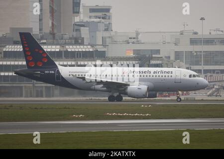 La flotta di Brussels Airlines vista all'aeroporto internazionale di Bruxelles Zavantem in una giornata piovosa all'inizio di dicembre 2017. Brussels Airlines è il vettore di bandiera e la più grande compagnia aerea del Belgio. La sede centrale e l'hub si trovano all'aeroporto di Bruxelles. Il gruppo Lufthansa è proprietario della compagnia aerea ed è anche parte della Star Alliance. L'attuale flotta di proprietà è consistita in modo eslusivo da Airbus A319, Airbus A320, Airbus A330 e presto Airbus A340, SN anche affittato alcuni Sukhoi Super Jet 100 da CITIJET. La compagnia aerea serve 96 destinazioni tra cui Europa, Asia, America, Medio Oriente e Africa. L'aeroporto internazionale di Bruxelles ha un tr Foto Stock