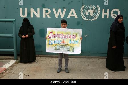 I palestinesi durante una protesta contro gli Stati Uniti uso del veto in seno al Consiglio di sicurezza agaist il progetto di risoluzione sullo status di Gerusalemme non è stato adottato, di fronte al quartier generale dell'UNRWA nella città di gaza il 19 dicembre 2017. (Foto di Majdi Fathi/NurPhoto) Foto Stock