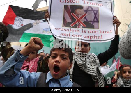 I palestinesi durante una protesta contro gli Stati Uniti uso del veto in seno al Consiglio di sicurezza agaist il progetto di risoluzione sullo status di Gerusalemme non è stato adottato, di fronte al quartier generale dell'UNRWA nella città di gaza il 19 dicembre 2017. (Foto di Majdi Fathi/NurPhoto) Foto Stock