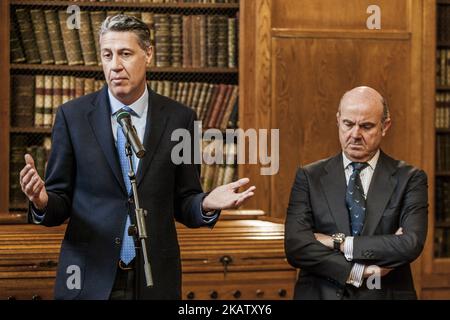 Nella parte sinistra, Xavier García Albiol, candidato del partito PP alle elezioni catalane, nella parte destra, Luis de Guindos, ministro dell'Economia della Spagna, durante un briefing stampa a Barcellona, Spagna, il 18 dicembre 2017. (Foto di Celestino Arce/NurPhoto) Foto Stock