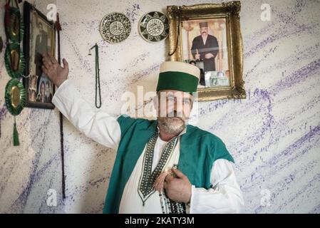 Besnik Muja nel suo appartamento a Tosin Bunar, Belgrado, Serbia il 17 dicembre 2017. Besnik Muja è il capo di un insediamento romano, situato a Nuova Belgrado. Muja, come la maggior parte dei Rom di Belgrado, guadagna da vivere raccogliendo plastica. Muja è un derviscio zingaro. Egli dice che nel suo insediamento i Rom di varie religioni vivono in pace. (Foto di Oleksandr Rupeta/NurPhoto) Foto Stock