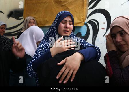 I parenti di un dimostratore palestinese che è stato ucciso durante gli scontri con le truppe israeliane il venerdì, piangono durante i suoi funerali nella striscia di Gaza settentrionale 22 dicembre 2017. (Foto di Majdi Fathi/NurPhoto) Foto Stock