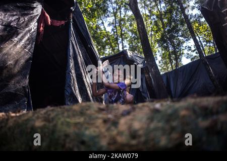 (9/24/2017) Un ragazzo rifugiato di Rohingya, arrivato di recente, stava preparando materiale per la realizzazione di una casa temporanea nel campo di fortuna di Kutupalong, Ukhiya. La comunità internazionale considera già questa situazione nei campi profughi come uno stato di emergenza umanitaria. Il governo del Bangladesh, l'esercito del Bangladesh, le agenzie delle Nazioni Unite, le ONG sono coinvolte in continui sforzi di soccorso, ma è diventato quasi impossibile per loro gestire il disastro umanitario nei campi di Rohingya. (Foto di Kazi Riasat/NurPhoto) Foto Stock