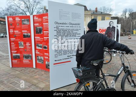 L'esposizione all'aperto "Padri dell'Indipendenza" in Piazza Szczepanski di Cracovia avvicina l'inizio della celebrazione del Centenario dell'Indipendenza Polacca. La ricostruzione dello Stato polacco dopo 123 anni di spartizione è stata una svolta storica. Lo sforzo di molti polacchi, il loro impegno e sacrificio durante la prima guerra mondiale, insieme con vigorose azioni diplomatiche, ha portato alla creazione della seconda Repubblica di Polonia. L'intero processo è stato guidato dai Padri d'Indipendenza. Giovedì, 7 dicembre 2017, a Cracovia, Polonia. (Foto di Artur Widak/NurPhoto) Foto Stock