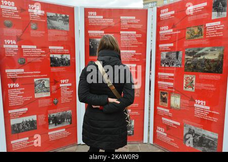 L'esposizione all'aperto "Padri dell'Indipendenza" in Piazza Szczepanski di Cracovia avvicina l'inizio della celebrazione del Centenario dell'Indipendenza Polacca. La ricostruzione dello Stato polacco dopo 123 anni di spartizione è stata una svolta storica. Lo sforzo di molti polacchi, il loro impegno e sacrificio durante la prima guerra mondiale, insieme con vigorose azioni diplomatiche, ha portato alla creazione della seconda Repubblica di Polonia. L'intero processo è stato guidato dai Padri d'Indipendenza. Giovedì, 7 dicembre 2017, a Cracovia, Polonia. (Foto di Artur Widak/NurPhoto) Foto Stock