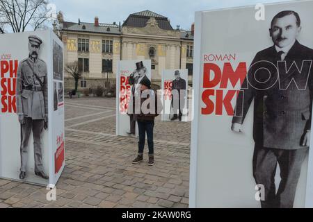 L'esposizione all'aperto "Padri dell'Indipendenza" in Piazza Szczepanski di Cracovia avvicina l'inizio della celebrazione del Centenario dell'Indipendenza Polacca. La ricostruzione dello Stato polacco dopo 123 anni di spartizione è stata una svolta storica. Lo sforzo di molti polacchi, il loro impegno e sacrificio durante la prima guerra mondiale, insieme con vigorose azioni diplomatiche, ha portato alla creazione della seconda Repubblica di Polonia. L'intero processo è stato guidato dai Padri d'Indipendenza. Giovedì, 7 dicembre 2017, a Cracovia, Polonia. (Foto di Artur Widak/NurPhoto) Foto Stock