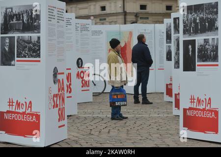 L'esposizione all'aperto "Padri dell'Indipendenza" in Piazza Szczepanski di Cracovia avvicina l'inizio della celebrazione del Centenario dell'Indipendenza Polacca. La ricostruzione dello Stato polacco dopo 123 anni di spartizione è stata una svolta storica. Lo sforzo di molti polacchi, il loro impegno e sacrificio durante la prima guerra mondiale, insieme con vigorose azioni diplomatiche, ha portato alla creazione della seconda Repubblica di Polonia. L'intero processo è stato guidato dai Padri d'Indipendenza. Giovedì, 7 dicembre 2017, a Cracovia, Polonia. (Foto di Artur Widak/NurPhoto) Foto Stock