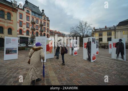 L'esposizione all'aperto "Padri dell'Indipendenza" in Piazza Szczepanski di Cracovia avvicina l'inizio della celebrazione del Centenario dell'Indipendenza Polacca. La ricostruzione dello Stato polacco dopo 123 anni di spartizione è stata una svolta storica. Lo sforzo di molti polacchi, il loro impegno e sacrificio durante la prima guerra mondiale, insieme con vigorose azioni diplomatiche, ha portato alla creazione della seconda Repubblica di Polonia. L'intero processo è stato guidato dai Padri d'Indipendenza. Giovedì, 7 dicembre 2017, a Cracovia, Polonia. (Foto di Artur Widak/NurPhoto) Foto Stock