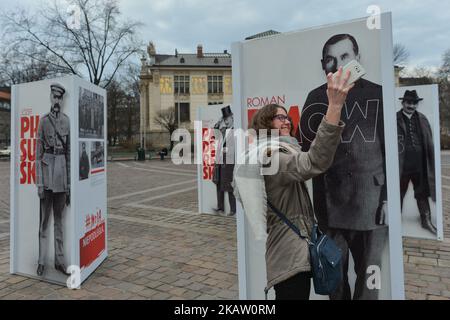 L'esposizione all'aperto "Padri dell'Indipendenza" in Piazza Szczepanski di Cracovia avvicina l'inizio della celebrazione del Centenario dell'Indipendenza Polacca. La ricostruzione dello Stato polacco dopo 123 anni di spartizione è stata una svolta storica. Lo sforzo di molti polacchi, il loro impegno e sacrificio durante la prima guerra mondiale, insieme con vigorose azioni diplomatiche, ha portato alla creazione della seconda Repubblica di Polonia. L'intero processo è stato guidato dai Padri d'Indipendenza. Giovedì, 7 dicembre 2017, a Cracovia, Polonia. (Foto di Artur Widak/NurPhoto) Foto Stock