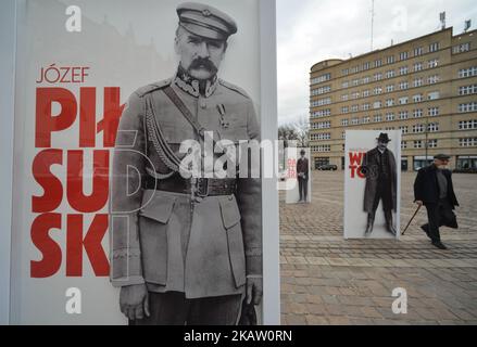 L'esposizione all'aperto "Padri dell'Indipendenza" in Piazza Szczepanski di Cracovia avvicina l'inizio della celebrazione del Centenario dell'Indipendenza Polacca. La ricostruzione dello Stato polacco dopo 123 anni di spartizione è stata una svolta storica. Lo sforzo di molti polacchi, il loro impegno e sacrificio durante la prima guerra mondiale, insieme con vigorose azioni diplomatiche, ha portato alla creazione della seconda Repubblica di Polonia. L'intero processo è stato guidato dai Padri d'Indipendenza. Giovedì, 7 dicembre 2017, a Cracovia, Polonia. (Foto di Artur Widak/NurPhoto) Foto Stock