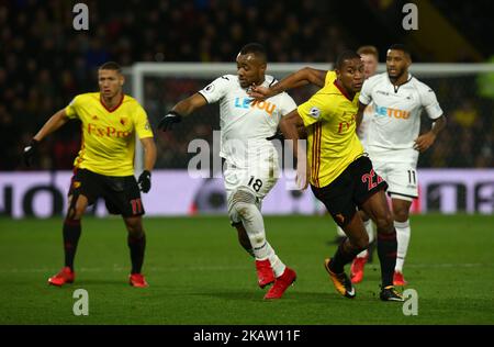 La Giordania di Swansea City Ayew Tussle con il Marvin Zeegelaar di Watford durante la partita della Premier League tra Watford e Swansea City allo stadio Vicarage Road, Watford, Inghilterra 30 dicembre 2017. (Foto di Kieran Galvin/NurPhoto) Foto Stock