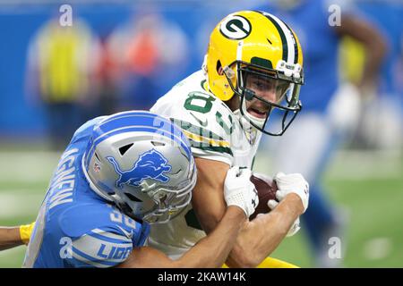 Il ricevitore di Green Bay Packers Jeff Janis (83) viene affrontato dai Detroit Lions che hanno eseguito Mike James (39) durante la prima metà di una partita di football della NFL a Detroit, Michigan USA, domenica 31 dicembre 2017. (Foto di Jorge Lemus/NurPhoto) Foto Stock