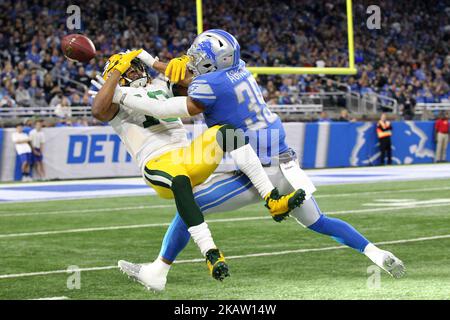 Il gruppo Detroit Lions che si è ripresentato Mike James (39) ha spezzato un pass destinato al ricevitore Randall Cobb (18) dei Green Bay Packers durante la seconda metà di una partita di football della NFL a Detroit, Michigan USA, domenica 31 dicembre 2017. (Foto di Jorge Lemus/NurPhoto) Foto Stock