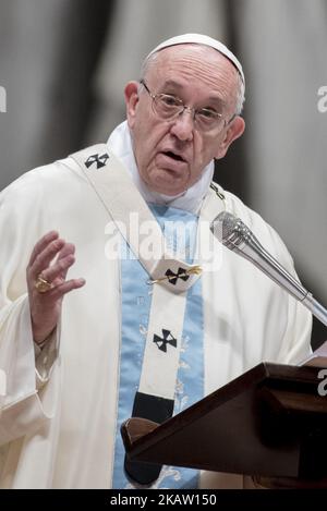 Papa Francesco celebra la Santa Messa della solennità di Maria Santissima, in occasione della 51st Giornata Mondiale della Pace sul tema migranti e rifugiati: Uomini e donne in cerca di pace nella Basilica di San Pietro in Vaticano, 01 gennaio 2018. (Foto di massimo Valicchia/NurPhoto) Foto Stock