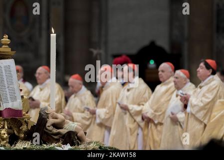 Papa Francesco celebra la Santa Messa della solennità di Maria Santissima, in occasione della 51st Giornata Mondiale della Pace sul tema migranti e rifugiati: Uomini e donne in cerca di pace nella Basilica di San Pietro in Vaticano, 01 gennaio 2018. (Foto di massimo Valicchia/NurPhoto) Foto Stock