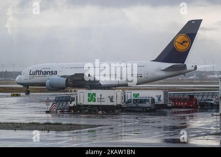 La flotta di Lufthansa come si vede all'aeroporto di Francoforte in Germania, il principale hub per la compagnia aerea. Lufthansa è la 10th compagnia aerea più grande del mondo con passeggeri trasportati nel 2016. La compagnia aerea possiede un fleeet di 273 aeromobili e 130 ordini. Lufthansa gestisce entrambi i super jumbo Jets Airbus A380 e Boeing 747-8 e 747-400. Lufthansa è anche il cliente di lancio della serie Airbus A320neo e già vola la A350. La compagnia aerea è uno dei membri fondatori della Star Alliance Aviation Affiliation. L'aeroporto di Francoforte è un aeroporto internazionale che collega la città tedesca al mondo (Photo by Nicolas Econo Foto Stock