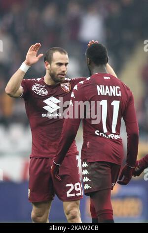 Il difensore di Torino Lorenzo De Silvestri (29) festeggia con i suoi compagni di squadra dopo aver segnato il suo gol durante la Serie A Football Match n.20 TORINO - BOLOGNA il 6 gennaio 2018 allo Stadio Olimpico Grande Torino di Torino. (Foto di Matteo Bottanelli/NurPhoto) Foto Stock