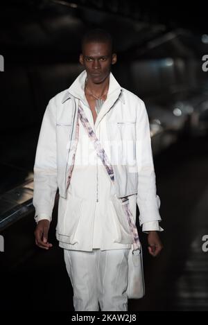 Model Walks the Cottweiler's Runway durante la London Fashion Week Men's January 2018 al Natural History Museum di Londra, Regno Unito il 6 gennaio 2018. Cottweiler è un marchio fondato dai designer ben Cottrell e Matthew Dainty. (Foto di Alberto Pezzali/NurPhoto) Foto Stock