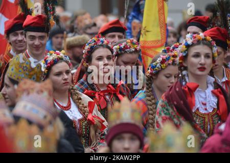 Centinaia di artisti seguono l'annuale 'Orszak Trzech Kroli' (in inglese: La processione dei tre Re) a Cracovia, in Polonia, il 6 gennaio 2018. La processione, che ogni anno segna la fine dei festeggiamenti natalizi, è una rievocazione del cammino dei tre saggi per visitare Gesù Bambino. (Foto di Artur Widak/NurPhoto) Foto Stock