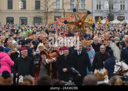 Centinaia seguono artisti guidati dall'arcivescovo di Cracovia, Marek Jedraszewski, durante l'annuale 'Orszak Trzech Kroli' (la processione dei tre Re) a Cracovia, in Polonia, il 6 gennaio 2018. La processione, che ogni anno segna la fine dei festeggiamenti natalizi, è una rievocazione del cammino dei tre saggi per visitare Gesù Bambino. (Foto di Artur Widak/NurPhoto) Foto Stock