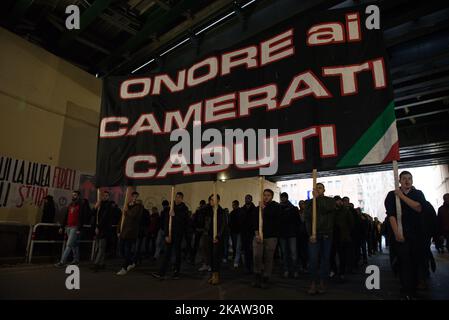 Un banner recita: "Onore ai compagni caduti" durante il 40th° anniversario del massacro di Acca Larentia nel comprensorio di Tuscolano il 7 gennaio 2018 a Roma. Le uccisioni di Acca Larentia si riferiscono all'uccisione politica di tre giovani attivisti, Franco Bigonzetti, Francesco Ciavatta e Stefano Recchioni, del fronte Giovanile del movimento sociale italiano a Roma la sera del 7 gennaio 1978. Due di loro avevano appena lasciato il quartier generale dell'ISM, situato in una strada conosciuta come Acca Larentia nel popolare quartiere di Tuscolano; il terzo fu ucciso durante le rivolte anti-polizia nel CH seguente Foto Stock