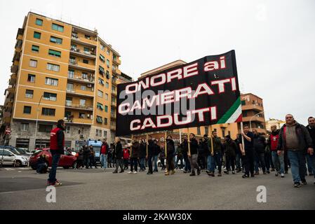 Un banner recita: "Onore ai compagni caduti" durante il 40th° anniversario del massacro di Acca Larentia nel comprensorio di Tuscolano il 7 gennaio 2018 a Roma. Le uccisioni di Acca Larentia si riferiscono all'uccisione politica di tre giovani attivisti, Franco Bigonzetti, Francesco Ciavatta e Stefano Recchioni, del fronte Giovanile del movimento sociale italiano a Roma la sera del 7 gennaio 1978. Due di loro avevano appena lasciato il quartier generale dell'ISM, situato in una strada conosciuta come Acca Larentia nel popolare quartiere di Tuscolano; il terzo fu ucciso durante le rivolte anti-polizia nel CH seguente Foto Stock