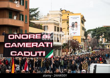 Un banner recita: "Onore ai compagni caduti" durante il 40th° anniversario del massacro di Acca Larentia nel comprensorio di Tuscolano il 7 gennaio 2018 a Roma. Le uccisioni di Acca Larentia si riferiscono all'uccisione politica di tre giovani attivisti, Franco Bigonzetti, Francesco Ciavatta e Stefano Recchioni, del fronte Giovanile del movimento sociale italiano a Roma la sera del 7 gennaio 1978. Due di loro avevano appena lasciato il quartier generale dell'ISM, situato in una strada conosciuta come Acca Larentia nel popolare quartiere di Tuscolano; il terzo fu ucciso durante le rivolte anti-polizia nel CH seguente Foto Stock