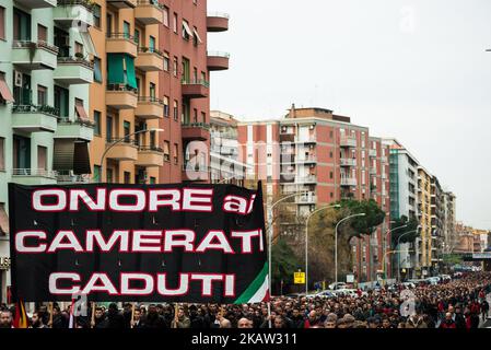 Un banner recita: "Onore ai compagni caduti" durante il 40th° anniversario del massacro di Acca Larentia nel comprensorio di Tuscolano il 7 gennaio 2018 a Roma. Le uccisioni di Acca Larentia si riferiscono all'uccisione politica di tre giovani attivisti, Franco Bigonzetti, Francesco Ciavatta e Stefano Recchioni, del fronte Giovanile del movimento sociale italiano a Roma la sera del 7 gennaio 1978. Due di loro avevano appena lasciato il quartier generale dell'ISM, situato in una strada conosciuta come Acca Larentia nel popolare quartiere di Tuscolano; il terzo fu ucciso durante le rivolte anti-polizia nel CH seguente Foto Stock