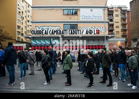 Un banner recita: "Onore ai compagni caduti" durante il 40th° anniversario del massacro di Acca Larentia nel comprensorio di Tuscolano il 7 gennaio 2018 a Roma. Le uccisioni di Acca Larentia si riferiscono all'uccisione politica di tre giovani attivisti, Franco Bigonzetti, Francesco Ciavatta e Stefano Recchioni, del fronte Giovanile del movimento sociale italiano a Roma la sera del 7 gennaio 1978. Due di loro avevano appena lasciato il quartier generale dell'ISM, situato in una strada conosciuta come Acca Larentia nel popolare quartiere di Tuscolano; il terzo fu ucciso durante le rivolte anti-polizia nel CH seguente Foto Stock