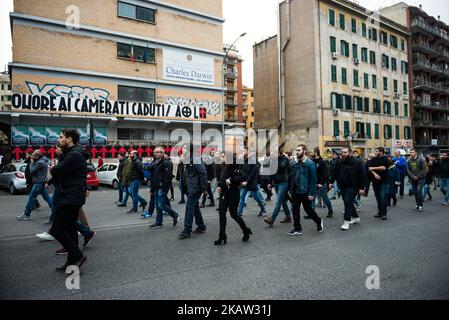 Un banner recita: "Onore ai compagni caduti" durante il 40th° anniversario del massacro di Acca Larentia nel comprensorio di Tuscolano il 7 gennaio 2018 a Roma. Le uccisioni di Acca Larentia si riferiscono all'uccisione politica di tre giovani attivisti, Franco Bigonzetti, Francesco Ciavatta e Stefano Recchioni, del fronte Giovanile del movimento sociale italiano a Roma la sera del 7 gennaio 1978. Due di loro avevano appena lasciato il quartier generale dell'ISM, situato in una strada conosciuta come Acca Larentia nel popolare quartiere di Tuscolano; il terzo fu ucciso durante le rivolte anti-polizia nel CH seguente Foto Stock