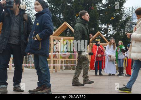 Un gruppo di giovani carolers di Natale p[erform on Ortodossa Christmas Day at Christmas Fair located not far the Opera House on Svobody Avenue, in Lviv's city centre. Domenica 7 gennaio 2018, a Lviv, Ucraina. (Foto di Artur Widak/NurPhoto) Foto Stock