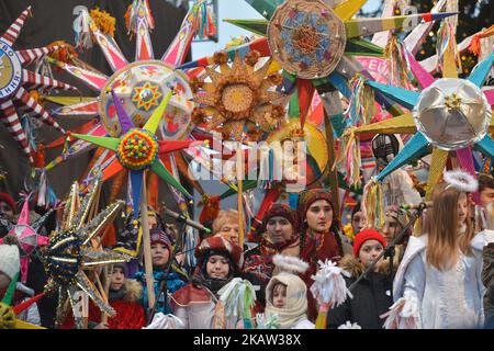 Tutte le stelle di Natale e i loro titolari si incontrano sulla scena di fronte all'Opera di Lviv alla fine della parata delle stelle di Natale che si svolge a Lviv il secondo giorno di Natale e che si svolge da Piazza Rynok e termina su Svobody Avenue di fronte all'Opera House. Fare le stelle di Natale è una vecchia tradizione in Ucraina. Il detentore della stella (zvizdar) è la persona che guida la vertebra e tiene orgogliosamente la brillante stella di Natale fatta a mano su un lungo palo. Rendere la più bella e brillante stella di Natale si è trasformato in una vera concorrenza nell'Ucraina occidentale negli ultimi anni. Centinaia di partecipanti f Foto Stock