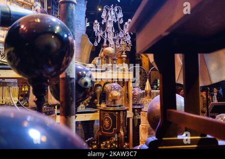 Decorazioni e oggetti di Harry Potter presso lo studio Harry Potter di Warner Bros a Watford, Londra, Regno Unito, il 9 gennaio 2018. (Foto di Julien Mattia/NurPhoto) Foto Stock