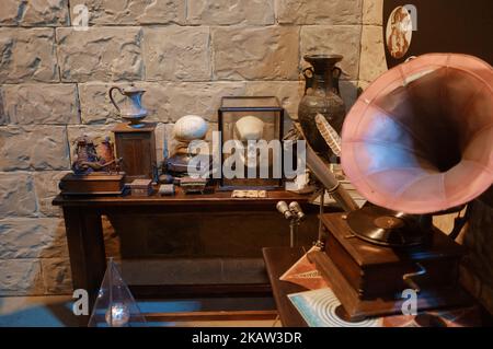 Decorazioni e oggetti di Harry Potter presso lo studio Harry Potter di Warner Bros a Watford, Londra, Regno Unito, il 9 gennaio 2018. (Foto di Julien Mattia/NurPhoto) Foto Stock