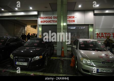 Il fronte militante di tutti i lavoratori che blocca l'ingresso del Ministero delle Finanze ad Atene per protestare contro le misure di austerità e contro il divieto degli scioperi. Ad Atene il 11 gennaio 2018(Foto di Wassilios Aswestopoulos/NurPhoto) Foto Stock