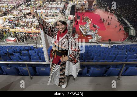 Una danza posa prima dello spettacolo durante il 10th° Furusato (Hometown) Matsuri Tokyo Festival al Tokyo Dome di Bunkyo Ward, il 13 gennaio 2018. Furusato Matsuri è un evento molto popolare che si tiene ogni anno al Tokyo Dome a gennaio con circa 400 mila partecipanti, è uno dei più grandi eventi collettivi del Giappone sul tema delle performance tradizionali â€œmatsuriâ€. (Foto di Alessandro di Ciommo/NurPhoto) Foto Stock