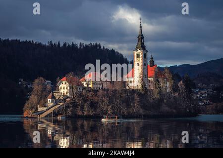 Lago di Bled, Slovenia - splendida vista sul lago di Bled (Blejsko Jezero) con il pellegrinaggio riflette Chiesa dell'Assunzione di Maria sull'Isola di Bled, con P. Foto Stock