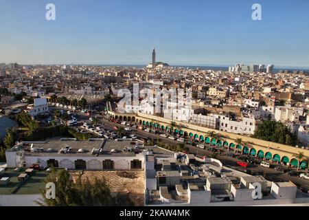 Vista elevata della città di Casablanca in Marocco, Africa. La Moschea di Hassan II può essere vista in lontananza. La Moschea di Hassan II è la più grande moschea del Marocco e la 7th più grande al mondo. (Foto di Creative Touch Imaging Ltd./NurPhoto) Foto Stock