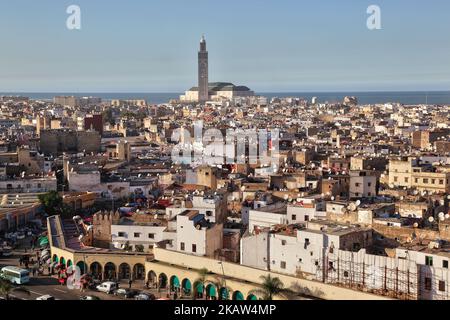 Vista elevata della città di Casablanca in Marocco, Africa. La Moschea di Hassan II può essere vista in lontananza. La Moschea di Hassan II è la più grande moschea del Marocco e la 7th più grande al mondo. (Foto di Creative Touch Imaging Ltd./NurPhoto) Foto Stock