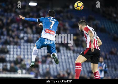 07 Gerard dalla Spagna del Club Athletic de Bilbao difeso da 12 Nunez dalla Spagna del Club Athletic de Bilbao durante la partita della Liga tra RCD Espanyol e Athletic Club de Bilbao allo Stadio RCD di Barcellona il 14 gennaio 2018. (Foto di Xavier Bonilla/NurPhoto) Foto Stock