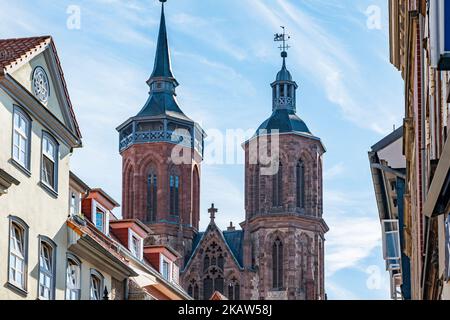 Facciate del centro storico di Goettingen con vista sulle torri della chiesa di San Giovanni, Goettingen, Germania Foto Stock