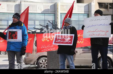 I Canadesi iraniani partecipano a una protesta contro la Repubblica islamica dell'Iran a Toronto, Ontario, Canada, il 14 gennaio 2018. I manifestanti hanno dimostrato la loro solidarietà ai dimostranti anti anti-governativi in Iran e il loro sostegno a una rivolta nazionale del popolo iraniano. I manifestanti hanno chiesto un cambio di regime per la giustizia sociale, la libertà e la democrazia in Iran. (Foto di Creative Touch Imaging Ltd./NurPhoto) Foto Stock