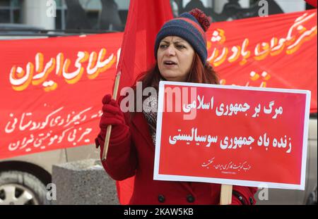 I Canadesi iraniani partecipano a una protesta contro la Repubblica islamica dell'Iran a Toronto, Ontario, Canada, il 14 gennaio 2018. I manifestanti hanno dimostrato la loro solidarietà ai dimostranti anti anti-governativi in Iran e il loro sostegno a una rivolta nazionale del popolo iraniano. I manifestanti hanno chiesto un cambio di regime per la giustizia sociale, la libertà e la democrazia in Iran. (Foto di Creative Touch Imaging Ltd./NurPhoto) Foto Stock